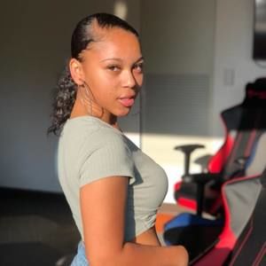 Meet your Posher, Maya